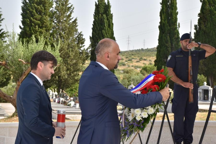 Gradski i županijski čelnici položili vijence i zapalili svijeće u spomen žrtavama fašizma