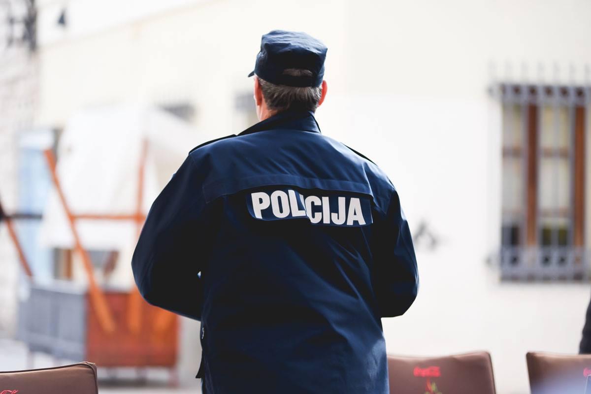 Nepoznati muškarac ušao starici u kuću i ukrao joj kutiju s vrijednim nakitom