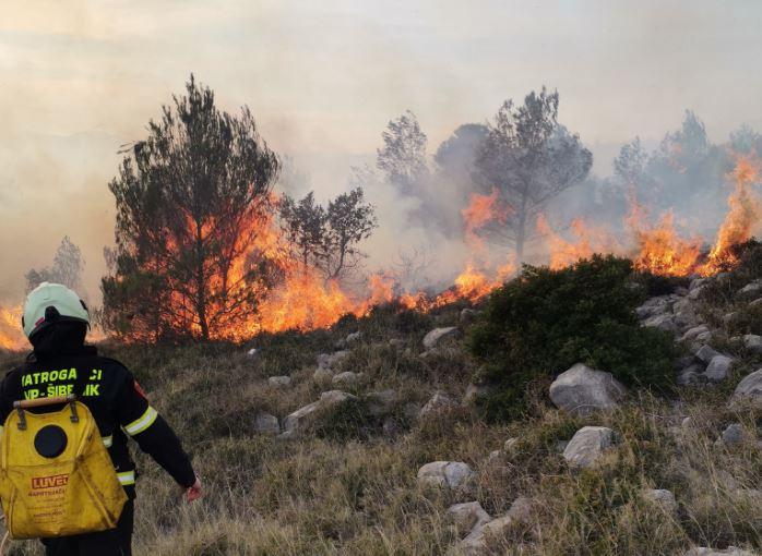 Šibenski vatrogasci upozoravaju: Stroga zabrana loženja vatre na otvorenom do kraja listopada