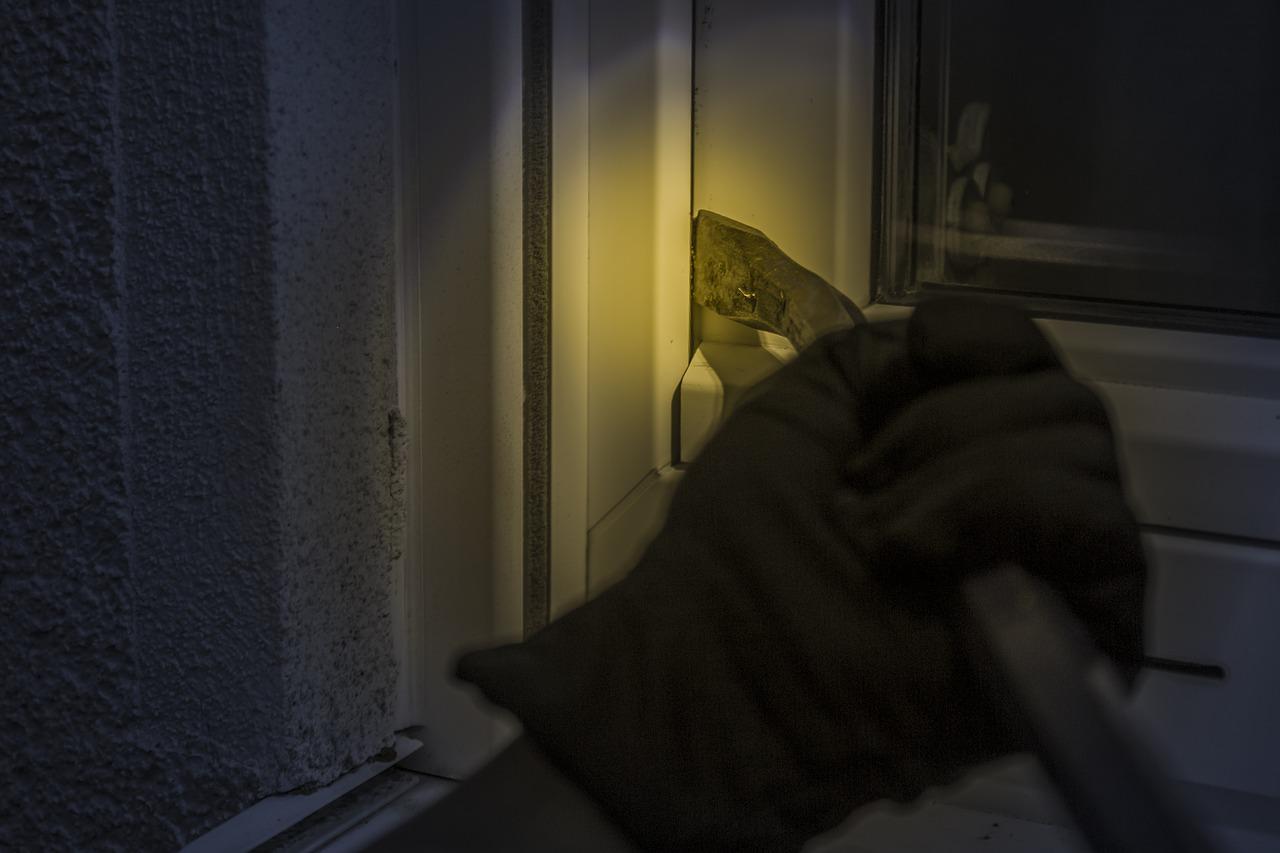 Žena (40) pod okriljem noći u Šibeniku pokušala provaliti u kuću 86-godišnjaka
