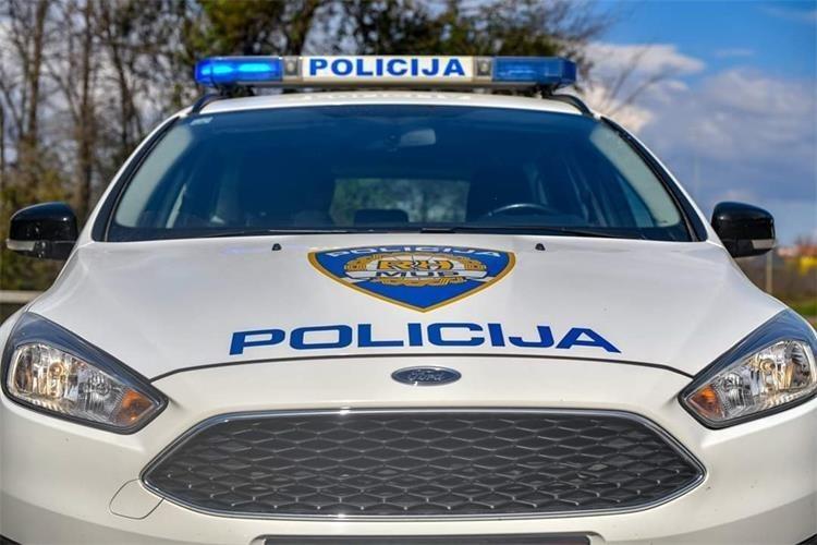 Muškarac (60) u Drnišu prijetio smrću 28-godišnjaku i oštetio mu automobil