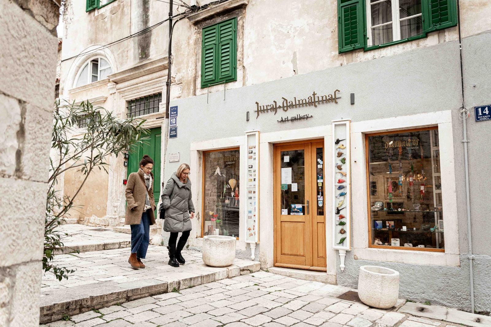 Otkrijte unikatne umjetnine i modne komade Galerije Juraj Dalmatinac