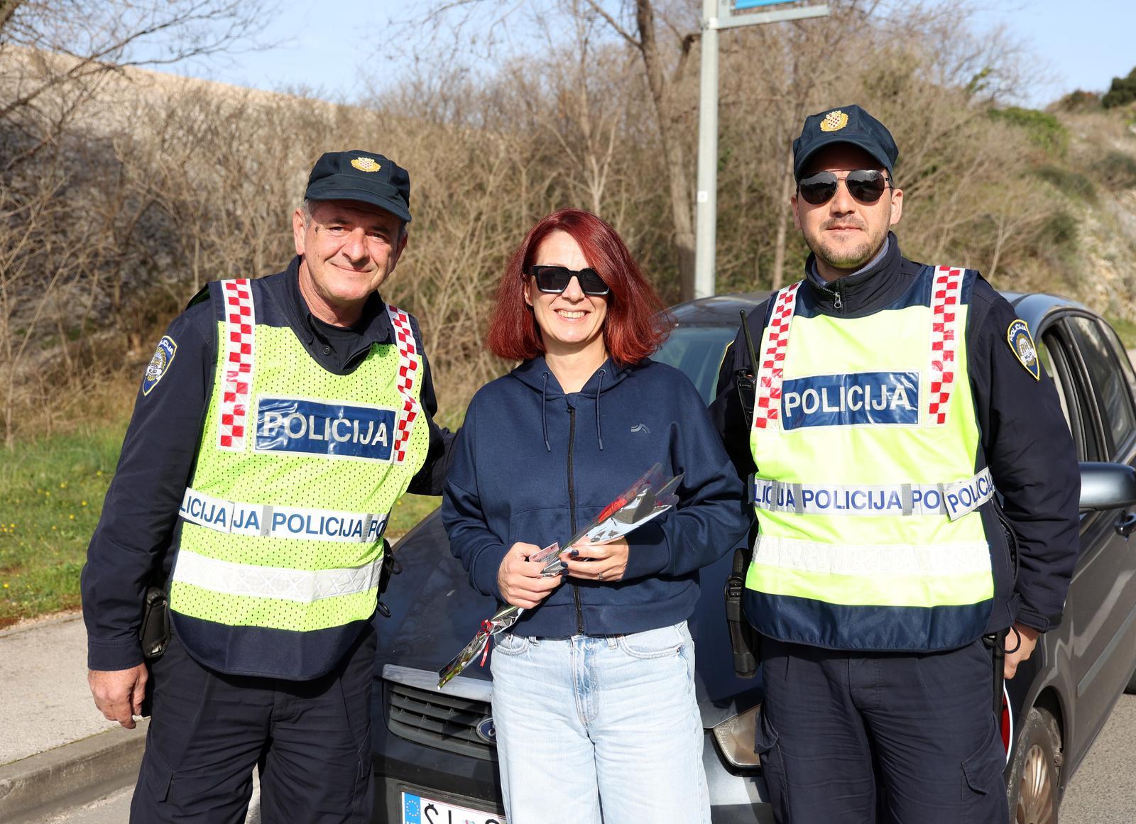 Šibenski policajci dijelili vozačicama ruže povodom Dana žena 