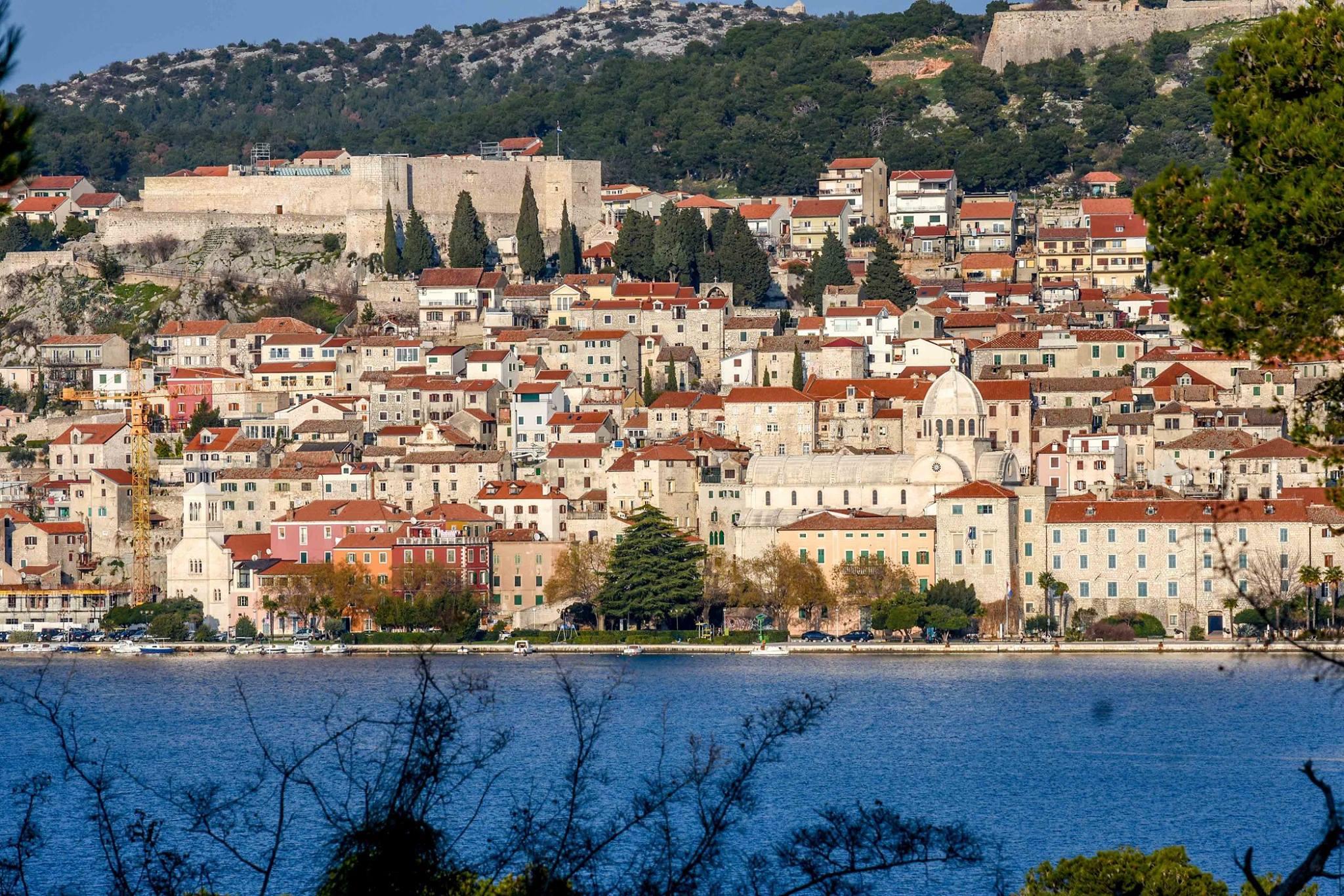 Sunčano s burom