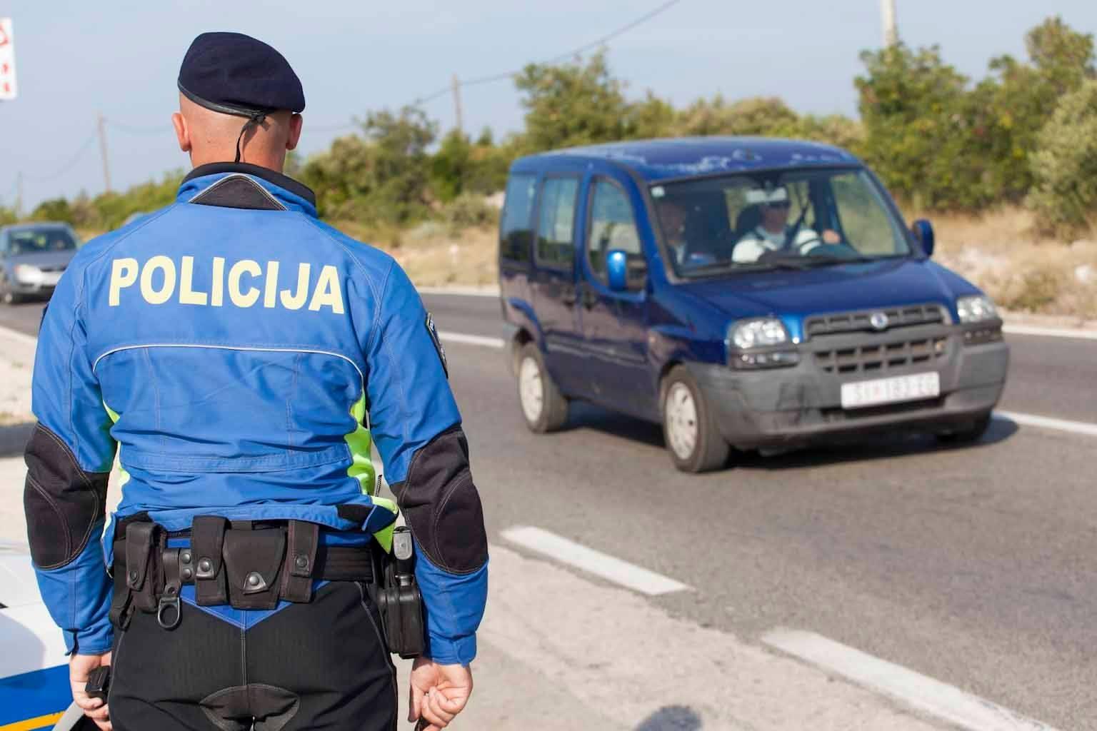 Lakše ozlijeđene 9-godišnjakinja i 17-godišnjakinja u sudaru dvaju vozila kod Golubića