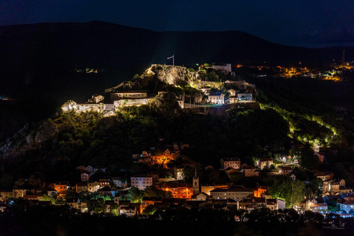Povijest obasjana svjetlom: Pogledajte veličanstvene noćne prizore Kninske tvrđave iz zraka