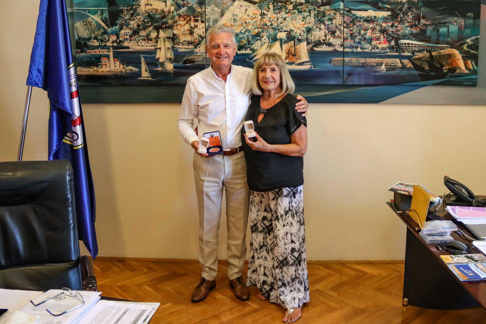 Biserka Petrović darovala gradonačelniku Buriću srebrnjak s Draženovim likom