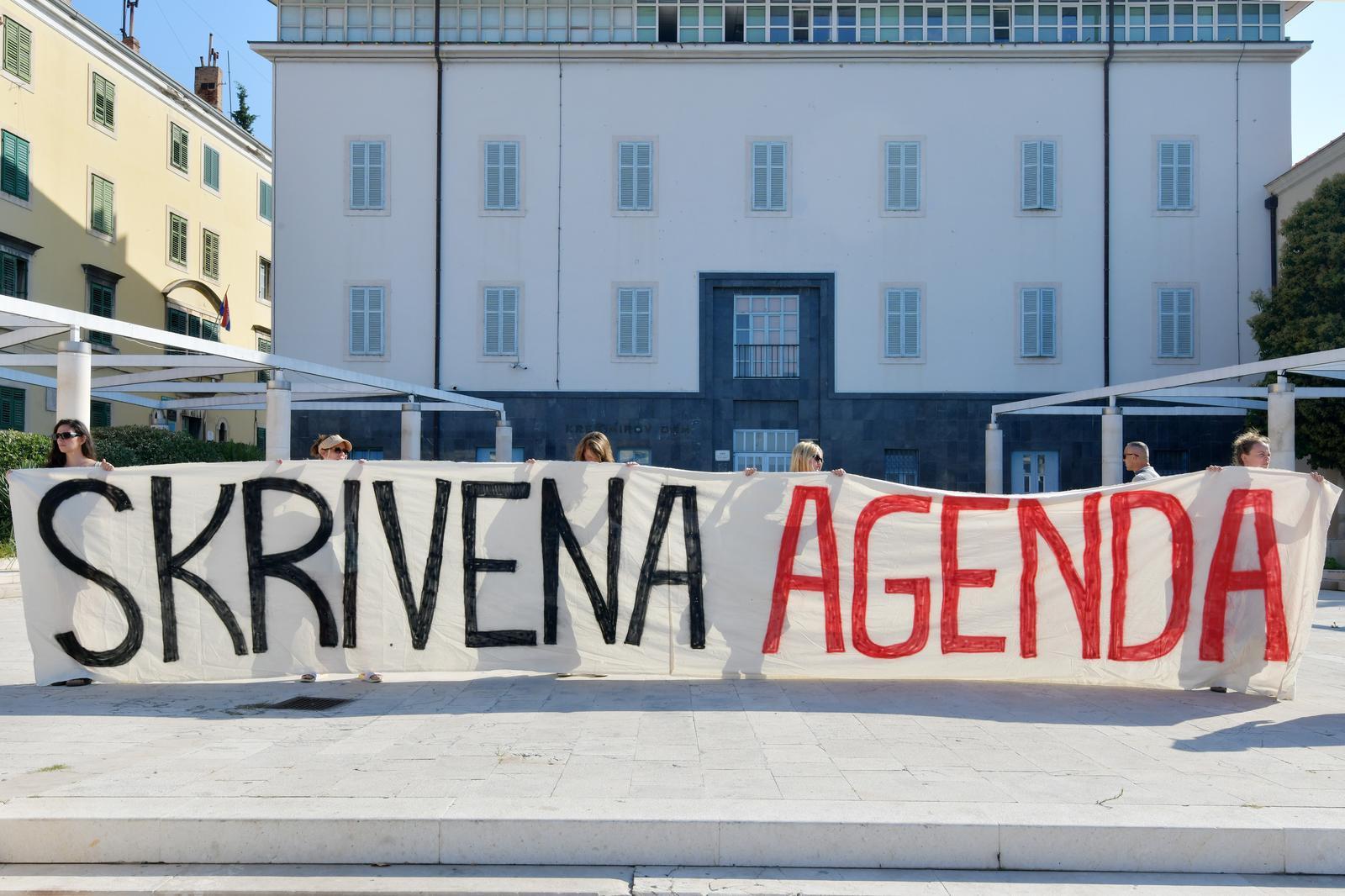 Molitelji i kontra prosvjednici ponovno u centru Šibenika: 'Sučeljavanje' uz znakovite poruke