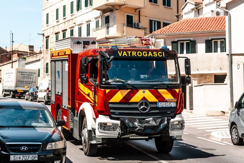 Slovenac popravljao brodski motor u Jezerima pa zapalio i brod i pola dvorišta