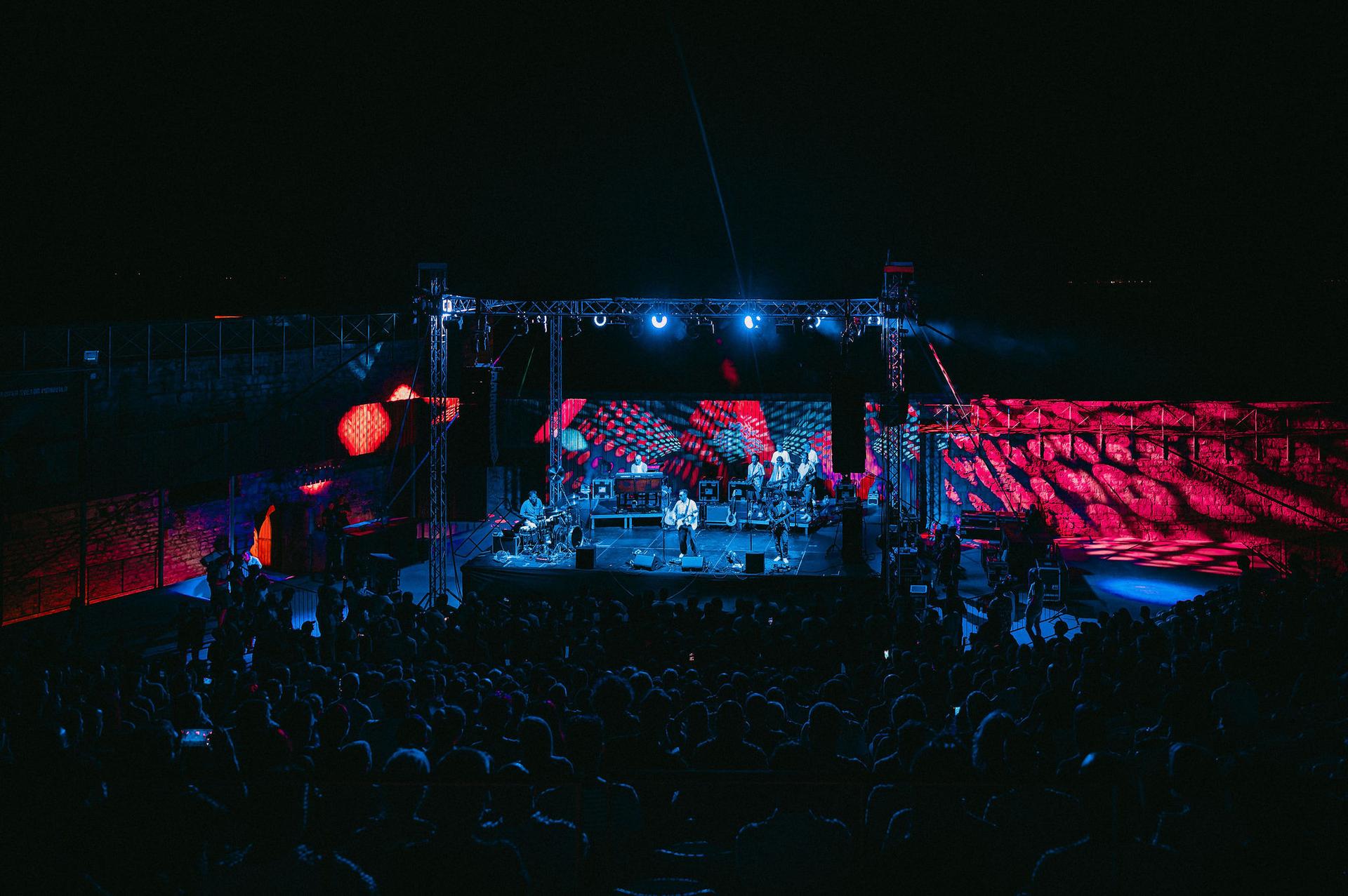 Gitaristički virtuoz Cory Wong oduševljen Tvrđavom sv. Mihovil, kiša malo skratila koncert