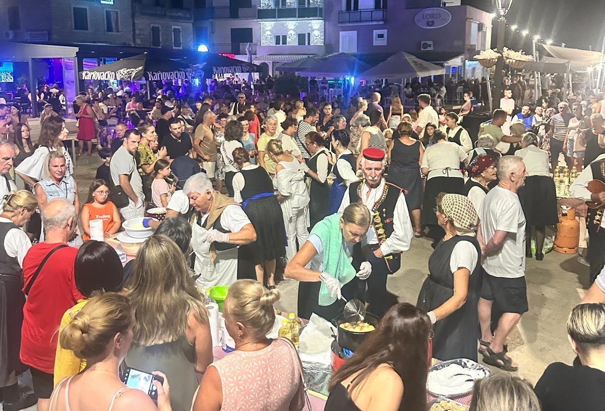 Duh prošlih vremena i kulturna baština: Večeras u Pirovcu Večer folklora i domaćih slastica
