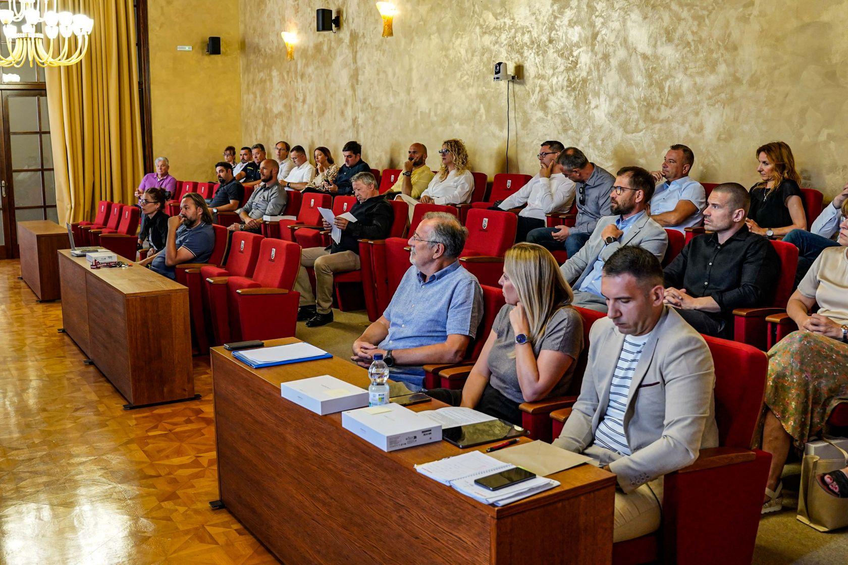 Održana 2. sjednica šibenskog Gradskog vijeća, s dnevnog reda povučen prijedlog odluke o prodaji terena u PZ Podi