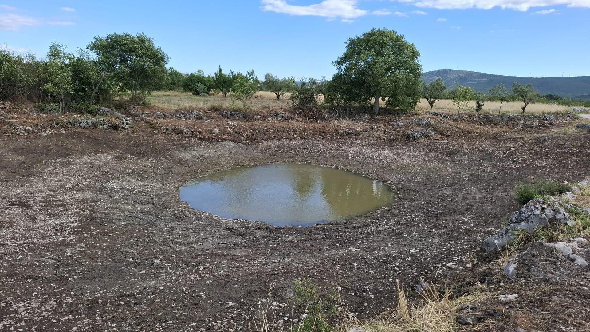 Očuvanje prirodne baštine: Stručna služba NP Krka u suradnji s lokalcima očistila lokvu Suvaču