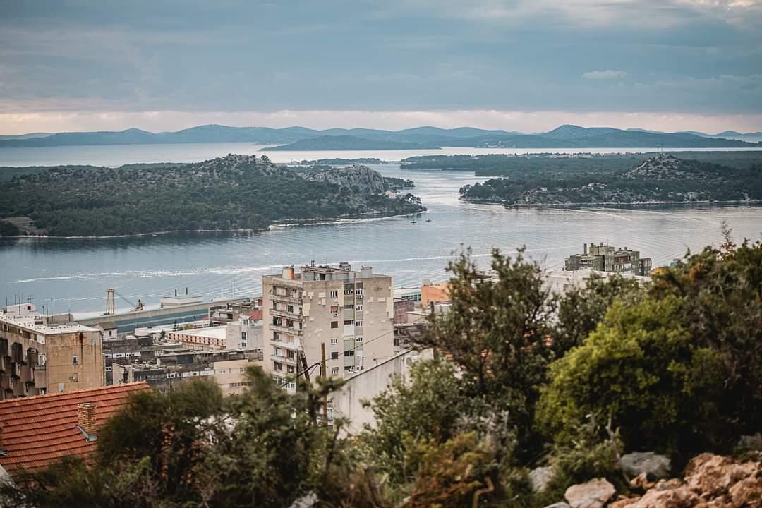 Danas oblačno i kišno uz slabo jugo