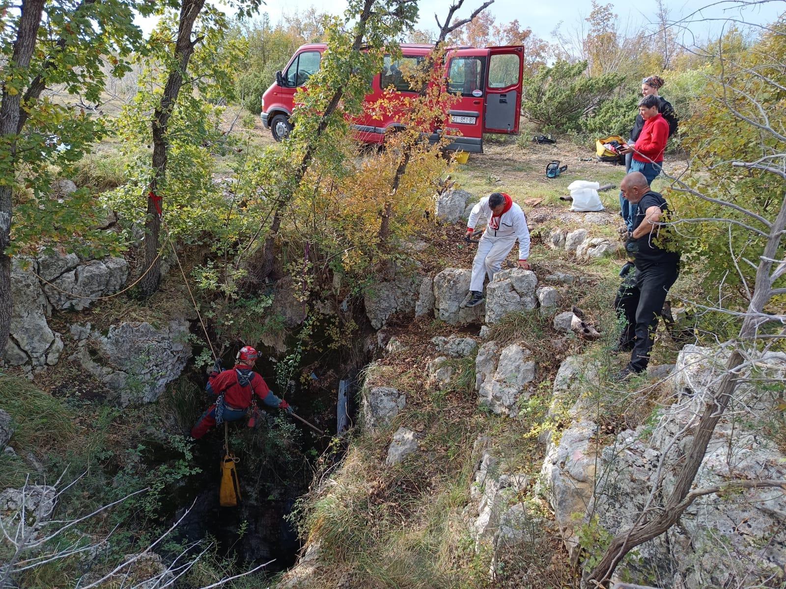 Šibenski speleolozi i djelatnici NP Krka očistili ulaz jame Spaskraljice