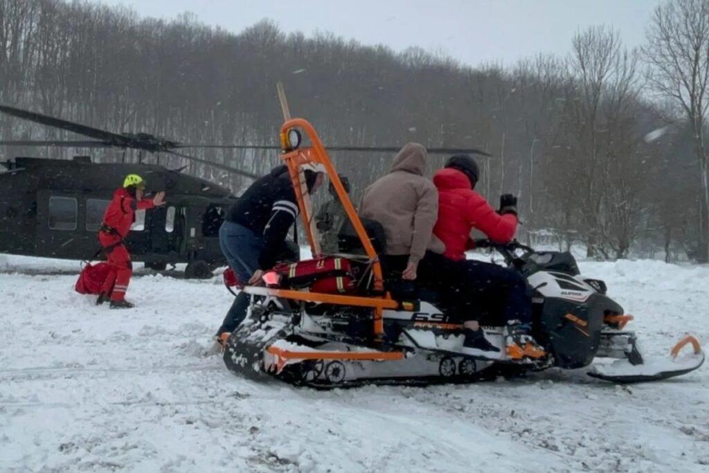 Sretna vijest: Rodila trudnica koju su iz snijegom zametene Like spasili HGSS-ovci i piloti HRZ-a