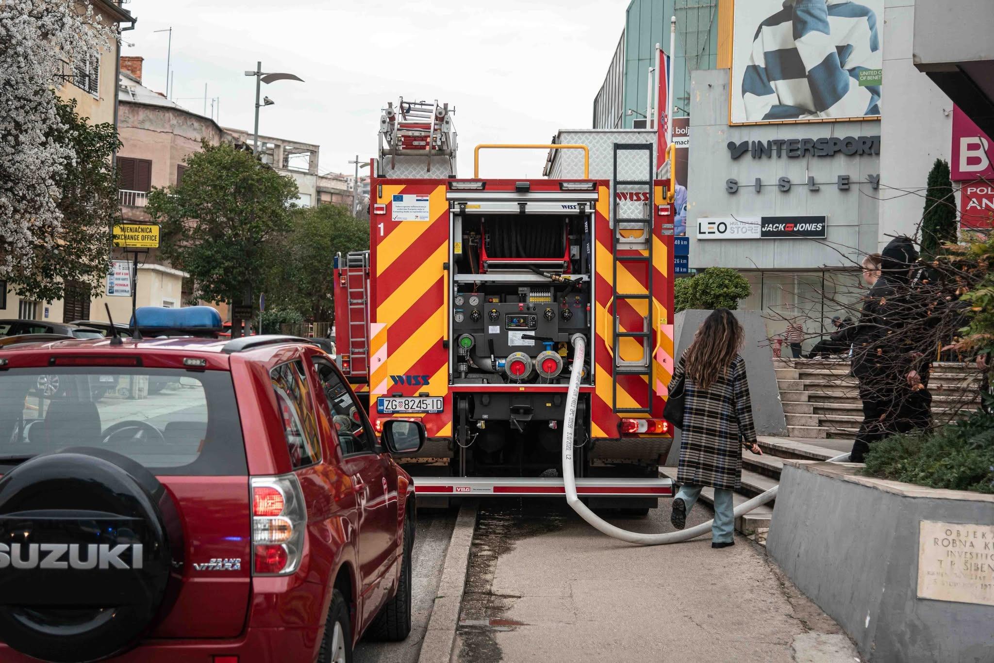 Šest intervencija šibenskih vatrogasaca: Najveći požar izbio u hali na Bikarcu