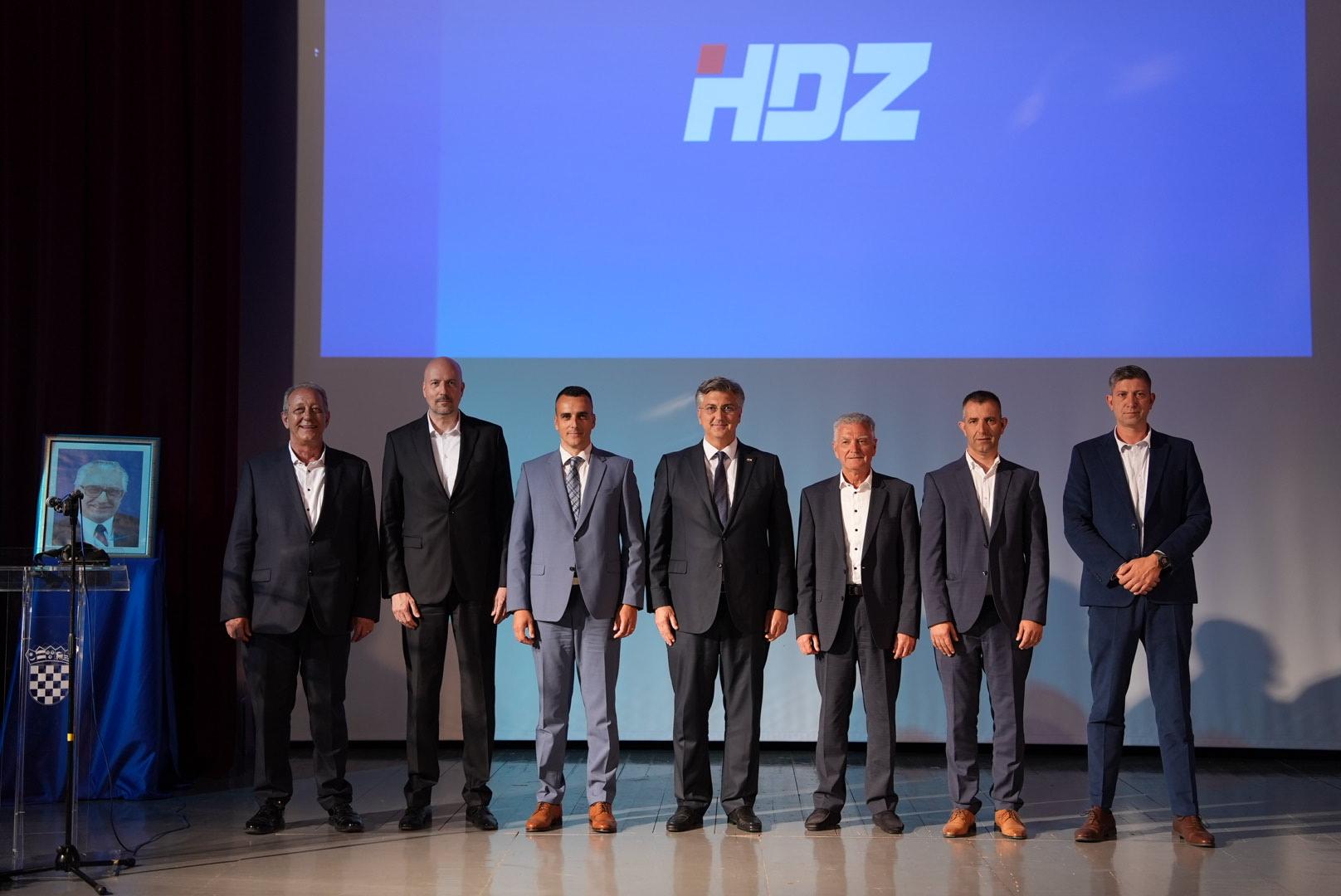 Plenković iz Drniša: 'Vrijeme je da se Šibensko-kninska županija vrati kući i da HDZ vrati povjerenje u svih pet gradova'