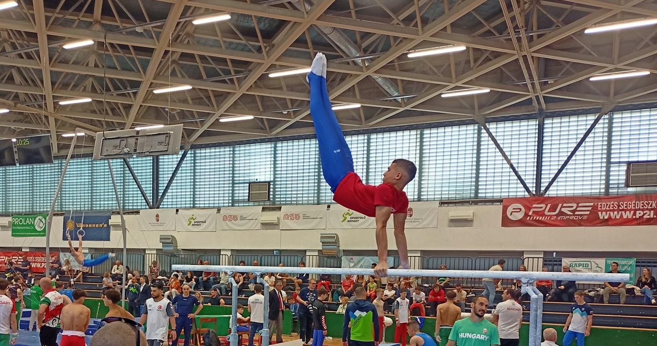 Šibenski gimnastičar Roko Zorić nastupio za juniore Hrvatske te ušao u tri finala