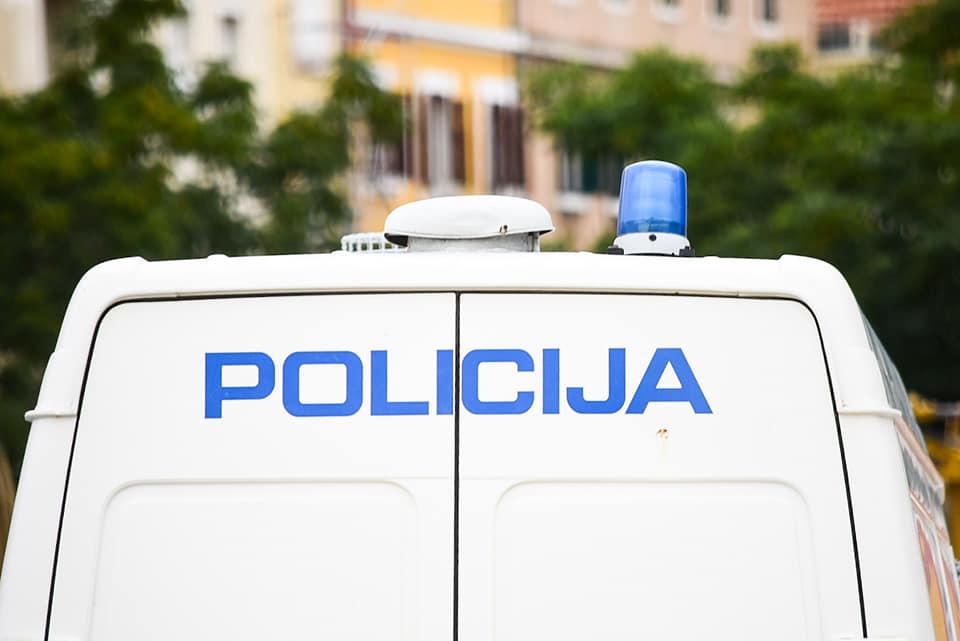 Policija privela 41-godišnjaka i 40-godišnjakinju zbog provale, krađa i napada na policajca