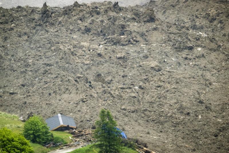 Stijene i mulj s urušenog ledenjaka zatrpale švicarsko selo