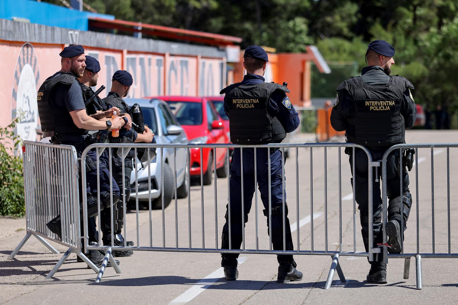 Pritvoren 36-godišnjak koji je uoči derbija divljao autom i ozlijedio policajca, ali i nasilnici koji su ga napali