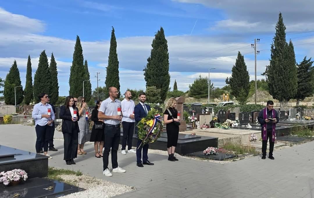 U Pirovcu položili vijence i zapalili svijeće za one koji su dali najveću žrtvu u stvaranju države