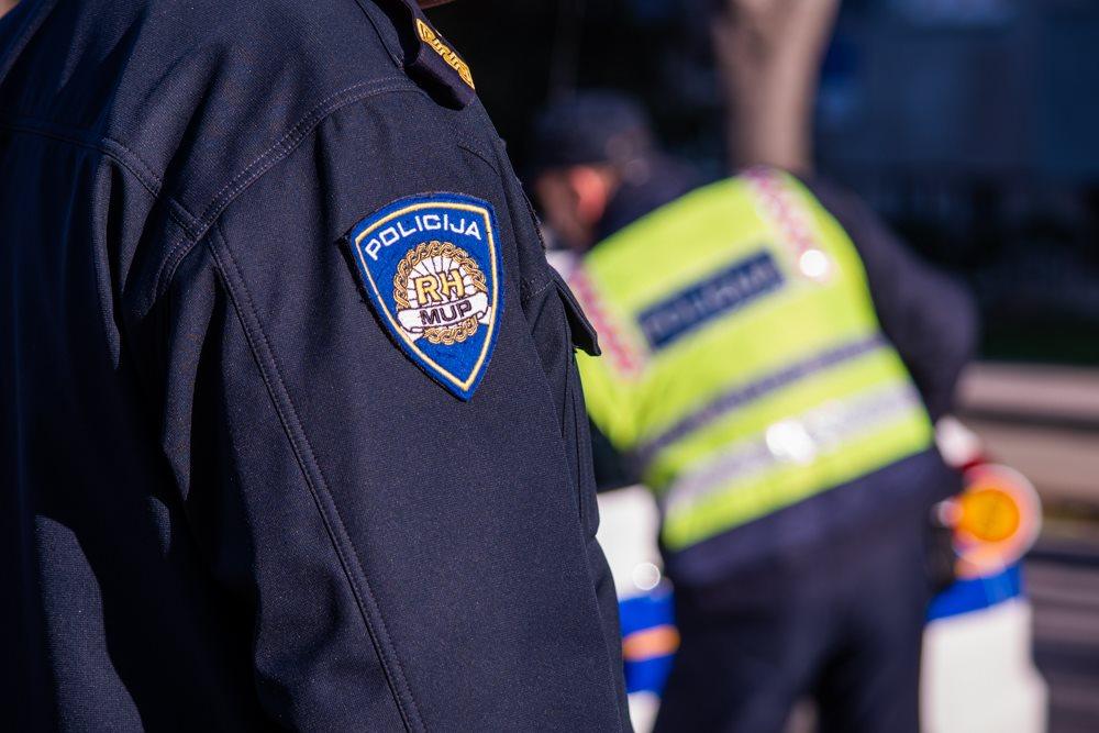 Policajci u Vodicama zaustavili drogiranog vozača, suvozač predao vrećicu s travom