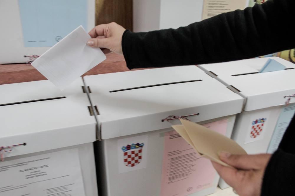 GONG: Jedan kandidat ispred biračkog mjesta nagovara birače, građani prijavili još nepravilnosti