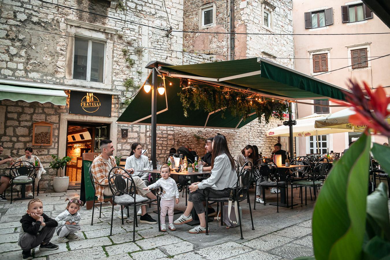 Doživite okus Italije na ugodnoj vanjskoj terasi Pizzerije Fratelli!