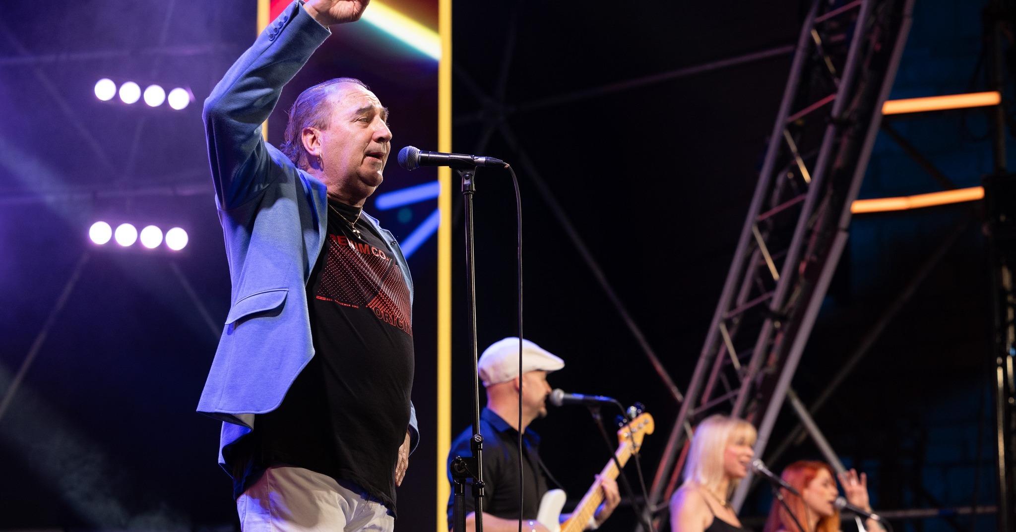 Prva večer CMC festivala u Vodicama oduševila publiku: The Frajle zagrijale atmosferu, Mladen Grdović izazvao delirij na rivi