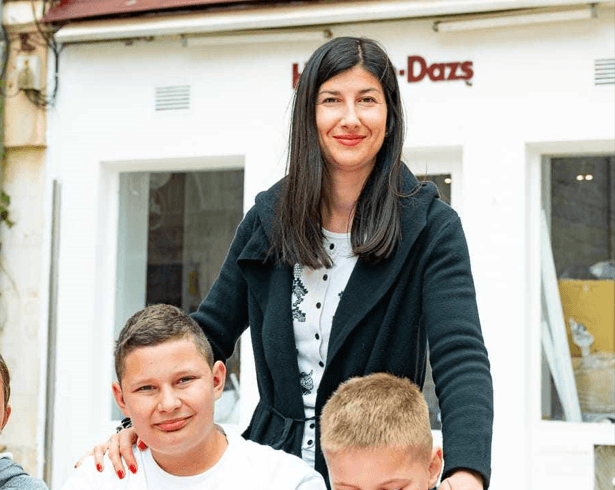  Marijana je učiteljica u školi na Zlarinu koja najesen ostaje prazna, a ona postaje tehnološki višak