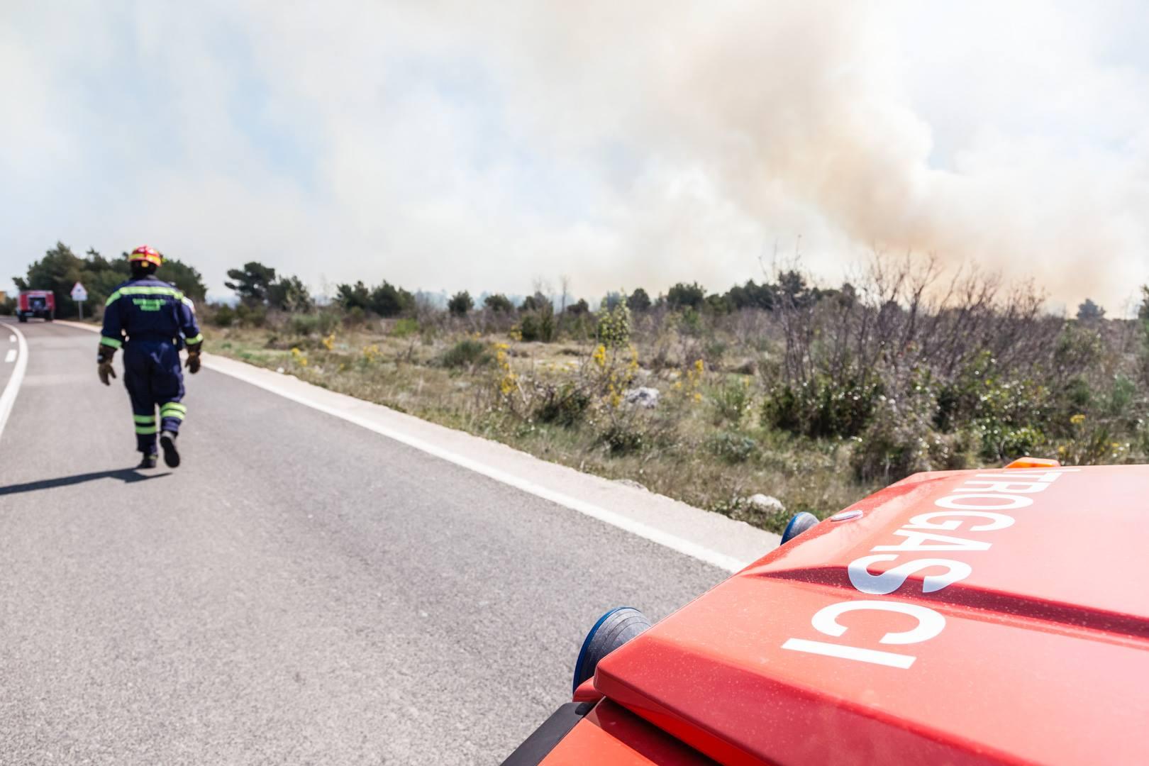 Požar u Gaćelezima: 38 vatrogasaca i zračne snage uspješno ga lokalizirali