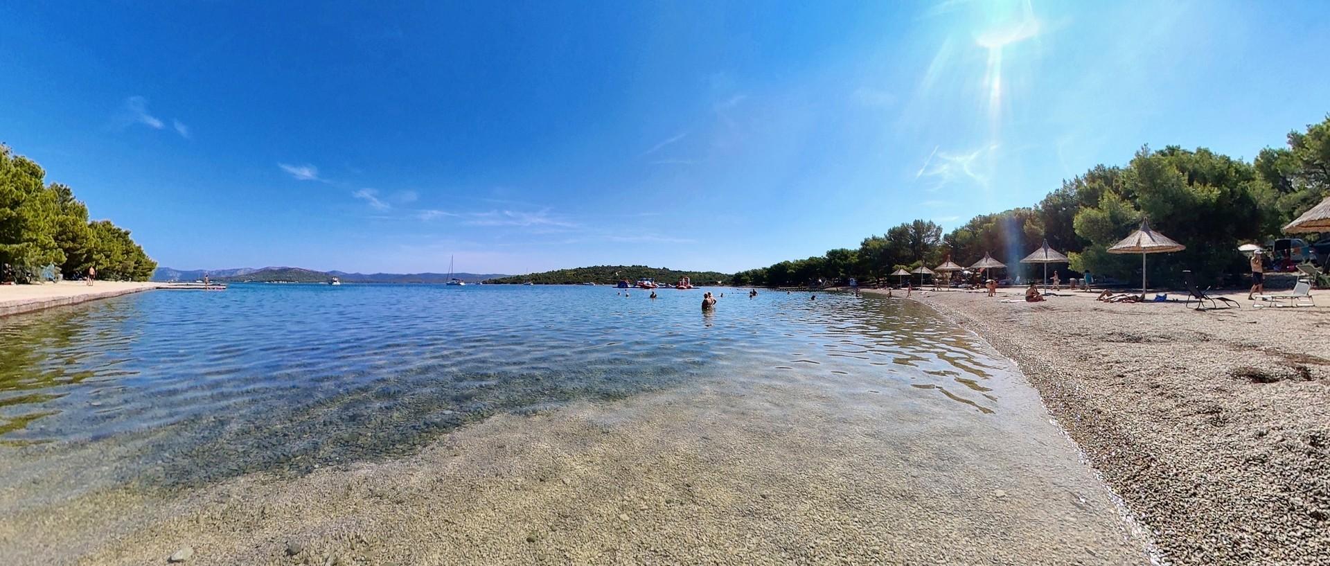 Općina Tisno: Unatoč tome što je kamp Jazina zatvoren, na plaži uživajte bez ograničenja