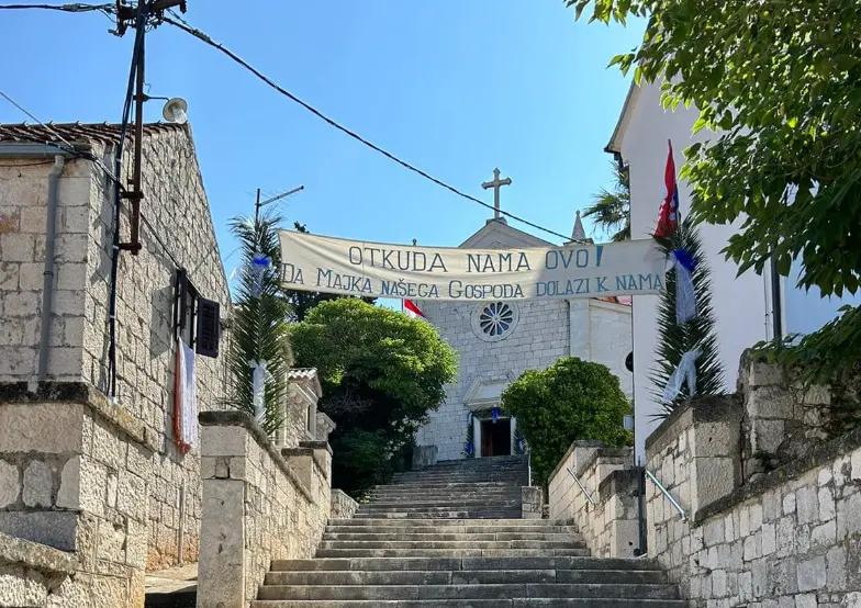 Gospa od Kapelice: Gospina Slika prenosi se brodicom od svetišta do obale u Rogoznici