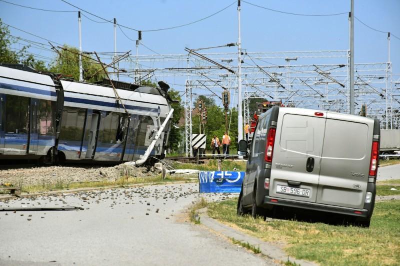 U naletu vlaka poginuo vozač kamiona, strojovođa teško ozlijeđen