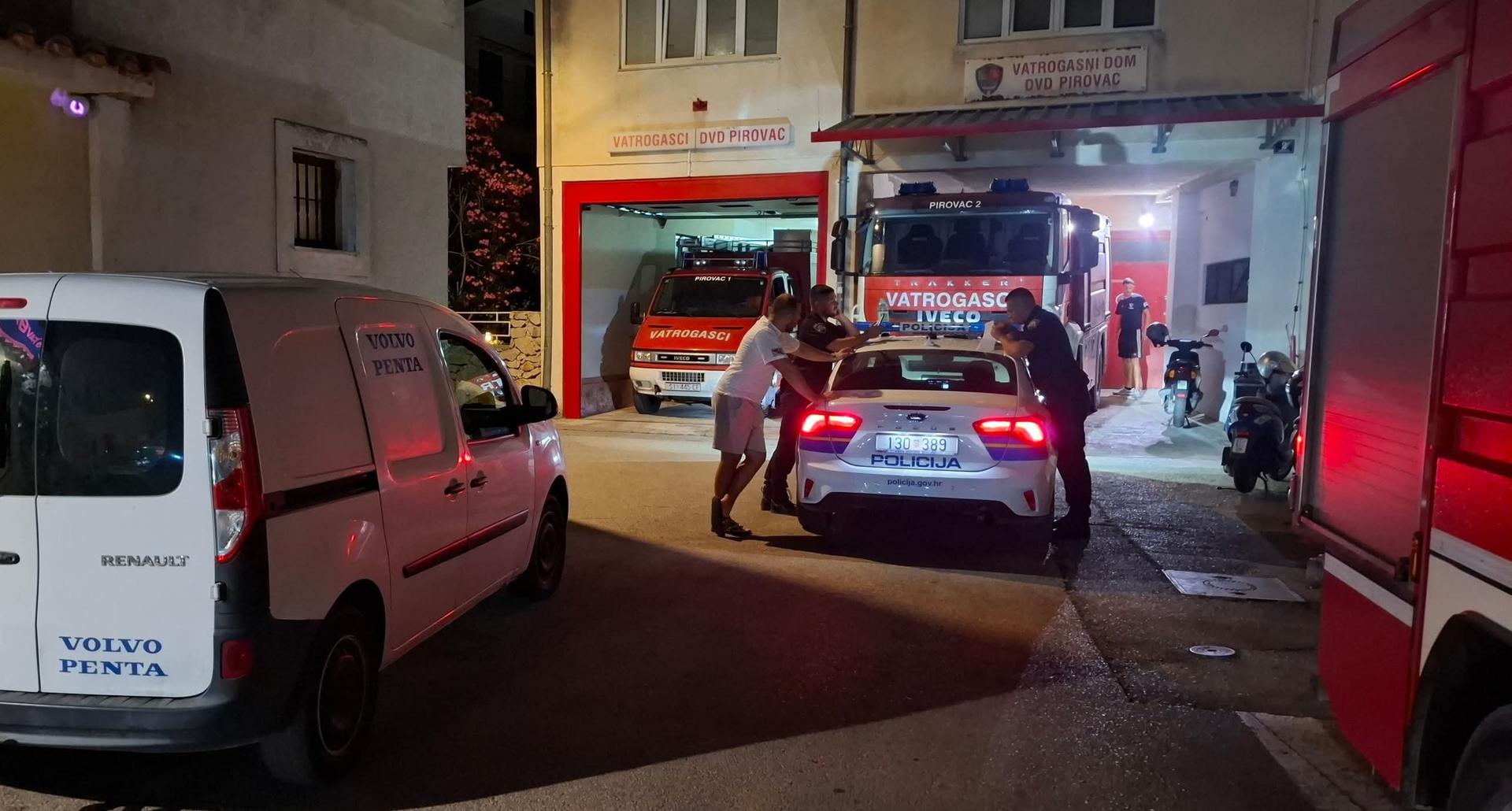 Svaka sekunda je važna! Pirovački vatrogasci kasnili na intervenciju zbog nepropisno parkiranog vozila