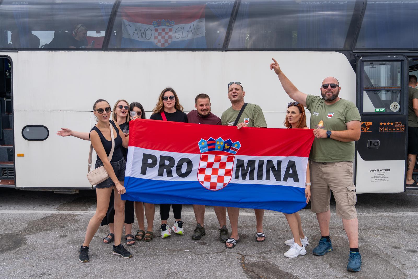 Fanovi Thompsona iz Šibenika, Drniša i Knina stali na odmorištu, plesali i pjevali: 'Ako ne znaš šta je bilo'