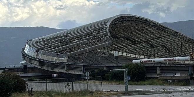 Splitom protutnjalo snažno nevrijeme. Potpuni kaos na ulicama i u trajektnoj luci 