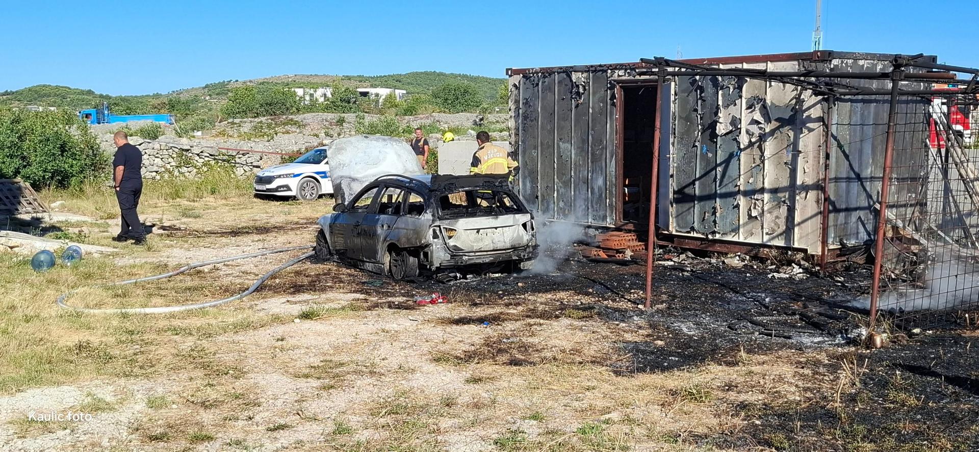 Ugašen požar u Vodicama, izgorio jedan automobil