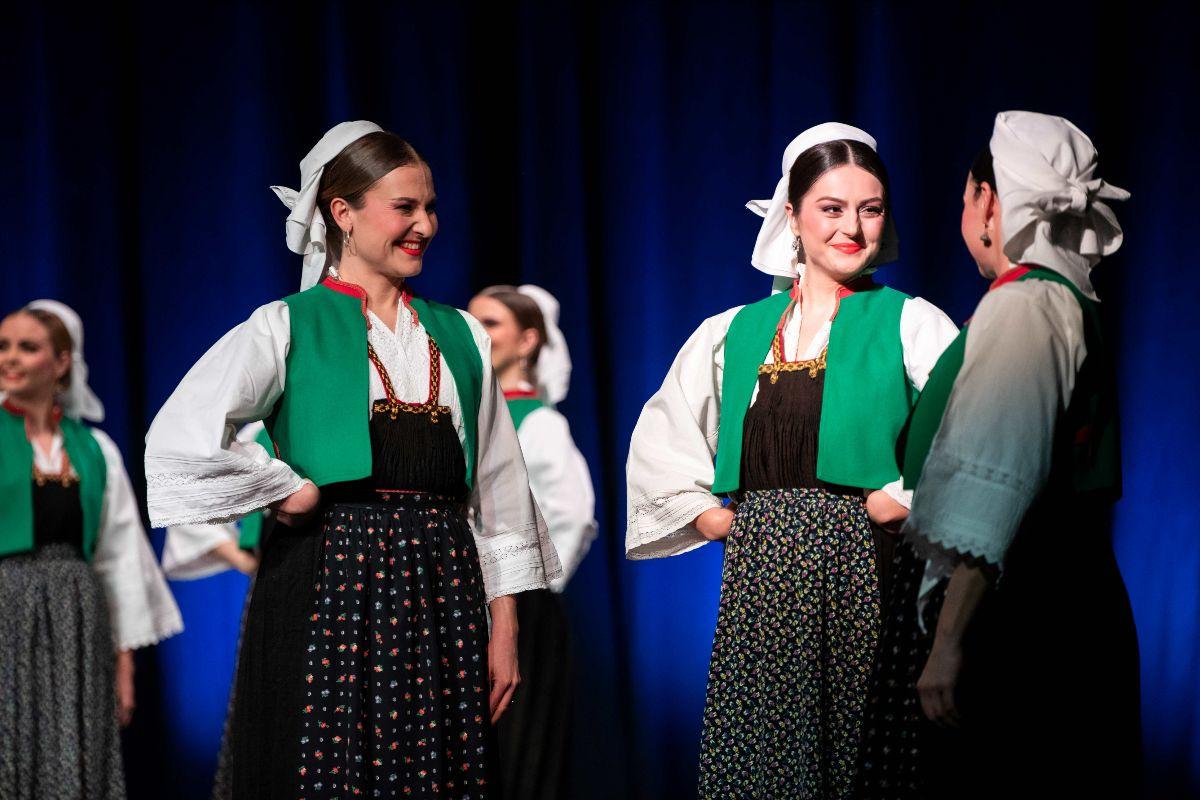 Ansambl LADO izvodi Plesni koncert na Tvrđavi sv. Mihovila