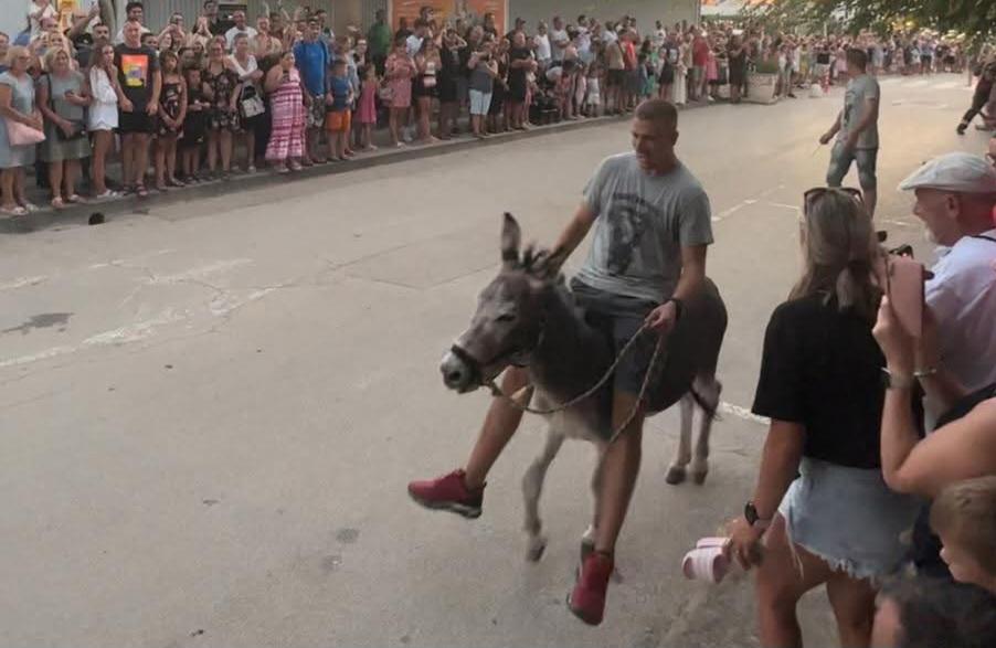 Večeras spektakl u Pirovcu uz smijeh, magarce i dobru glazbu