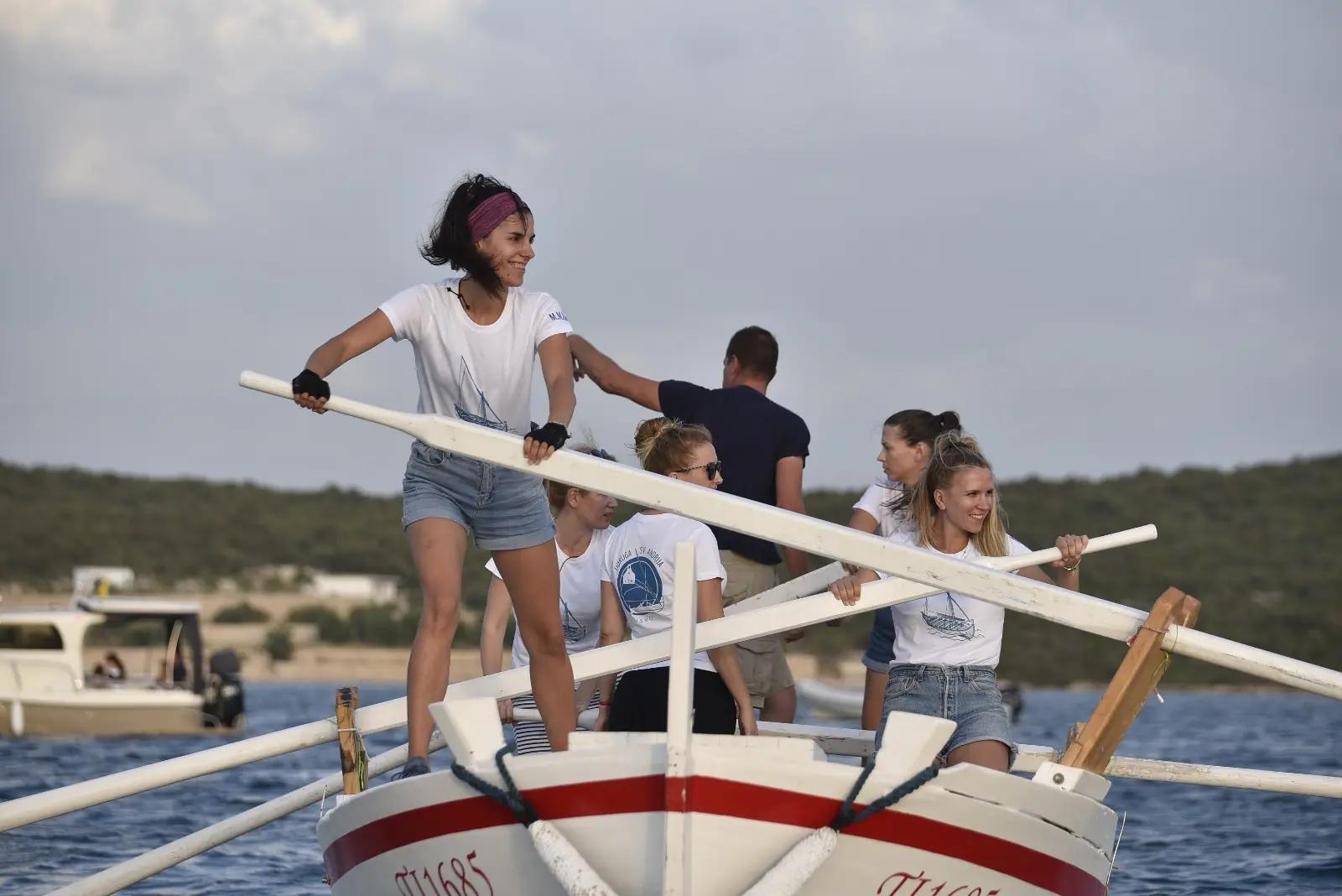 Odgođen koncert Jole u Betini zbog loših vremenskih uvjeta: Regata 'Dlan i veslo' održava se prema planu
