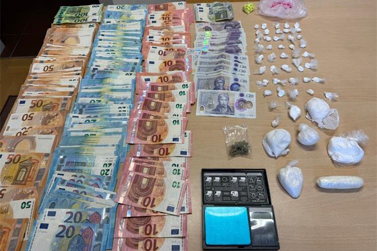 Britanac pokušao pobjeći od policije: U apartmanu u Vodicama držao drogu, digitalnu vagu i novac