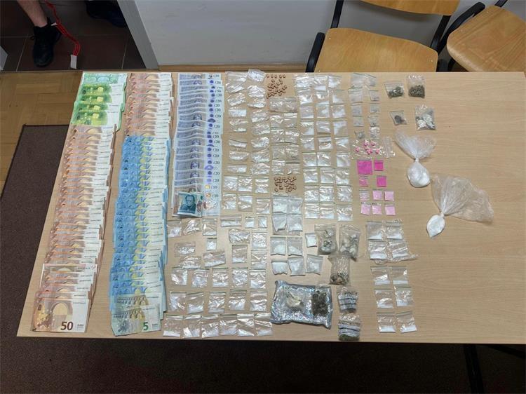 Policija opet spriječila preprodaju: Britancu (37) u Tisnom oduzeta poprilična količina droge i novca