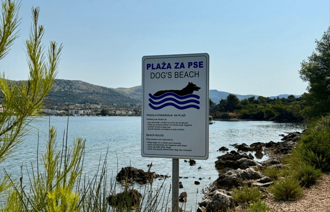 Grebaštica dobila dvije plaže za pse: Vlasnici ljubimaca od sada mogu bezbrižno uživati u moru