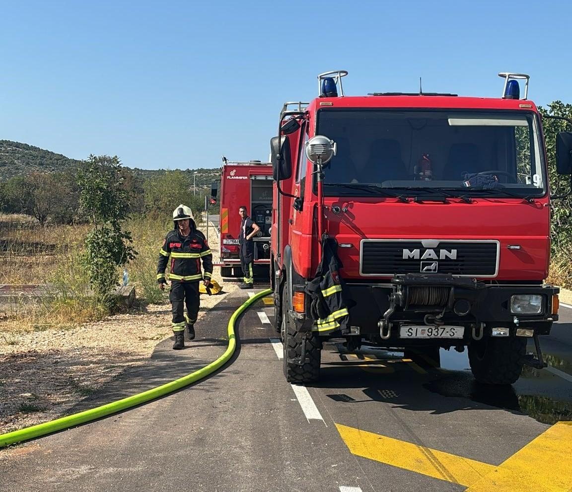 Popodne buknuo požar na području Primoštena Burnjeg. Izgorilo tri hektara raslinja