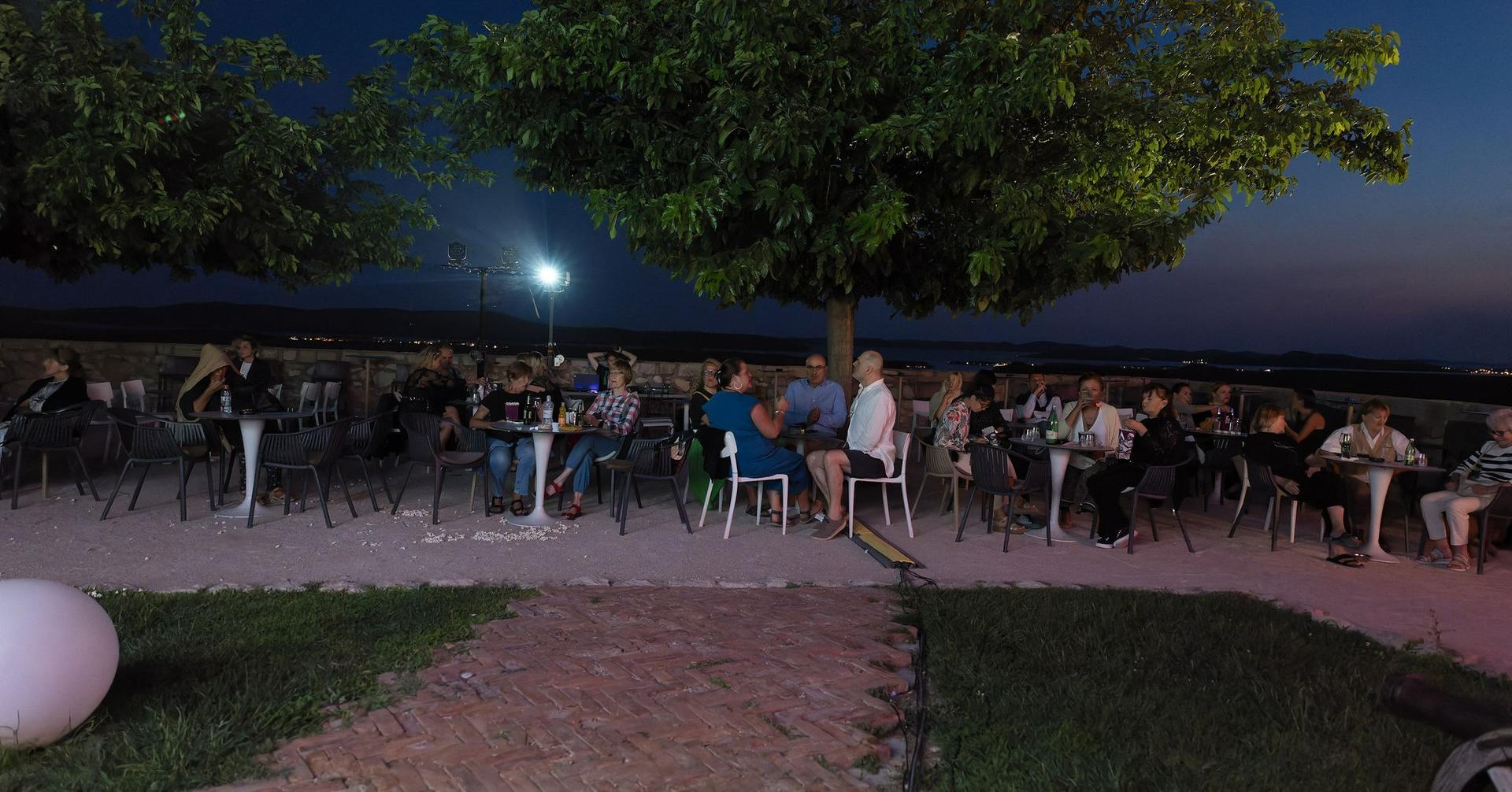 Na Tvrđavi Barone prikazan film koji prati priču o djevojačkom odrastanju