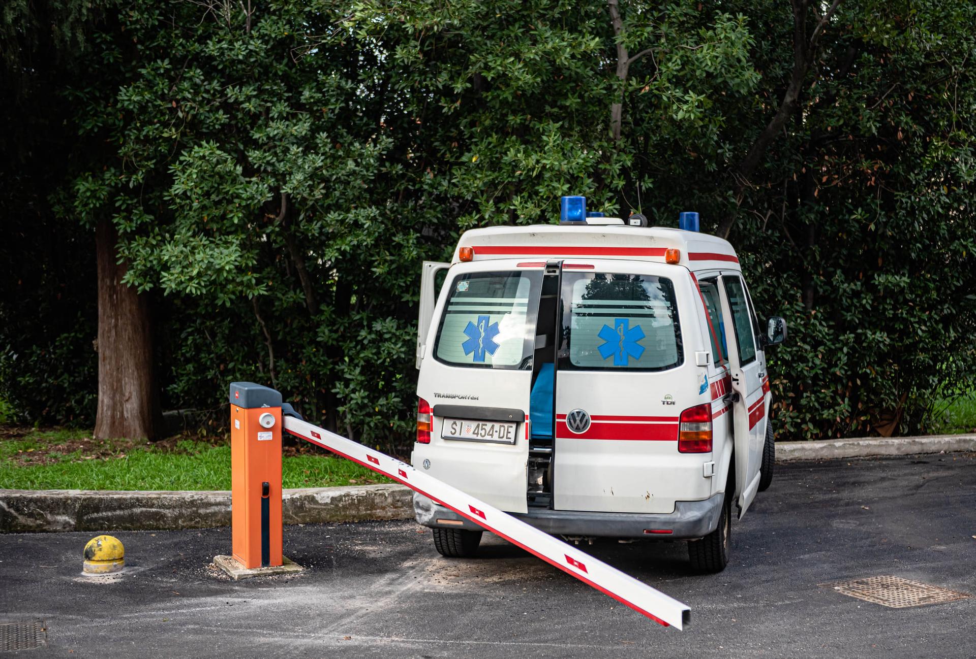 Napao zdravstvenu radnicu u Šibeniku, pa pobjegao u njezinom službenom vozilu, policija ga ulovila, bio je drogiran