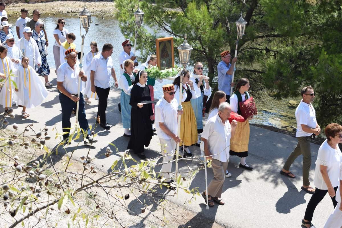 Primoštenci su u nedjelju svečano proslavili povratak Gospine Prilike u Porat